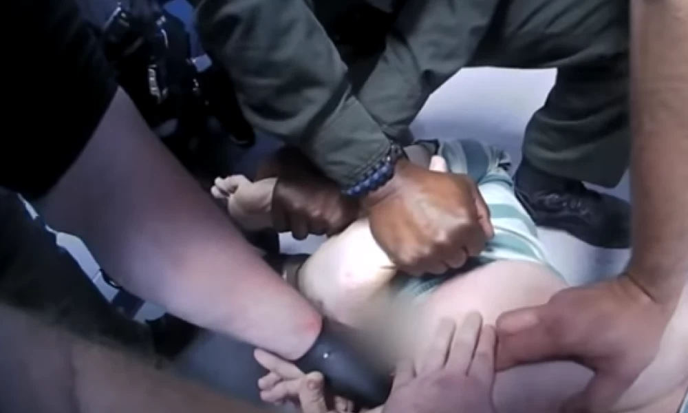 Εικόνες σοκ: Αστυνομικοί επιχειρούν να τον ακινητοποιήσουν και πεθαίνει